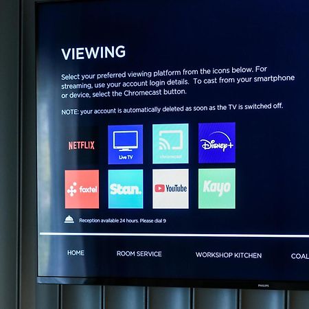 Powerhouse Hotel Tamworth By Rydges Extérieur photo A television with a built-in Chromecast