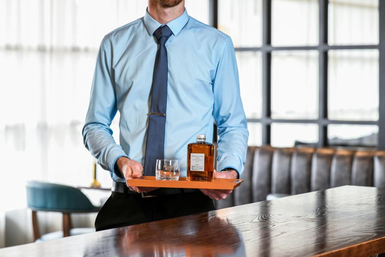 Powerhouse Hotel Tamworth By Rydges Extérieur photo A butler serving drinks