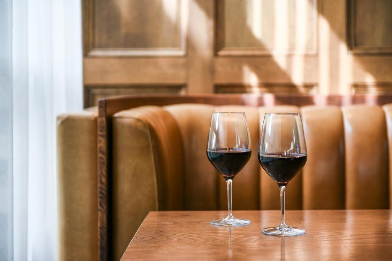 Powerhouse Hotel Tamworth By Rydges Extérieur photo Wine at the restaurant