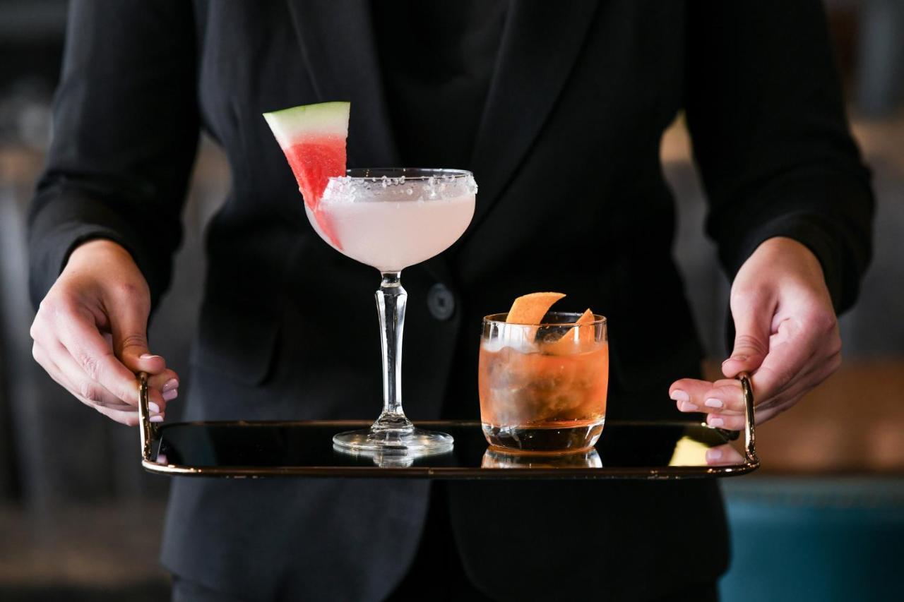 Powerhouse Hotel Tamworth By Rydges Extérieur photo A server holding a tray of cocktails