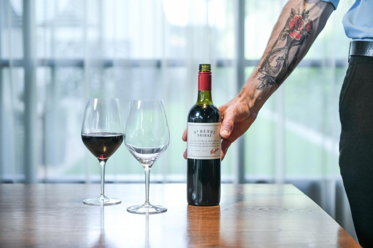 Powerhouse Hotel Tamworth By Rydges Extérieur photo A wine server holding a bottle of wine