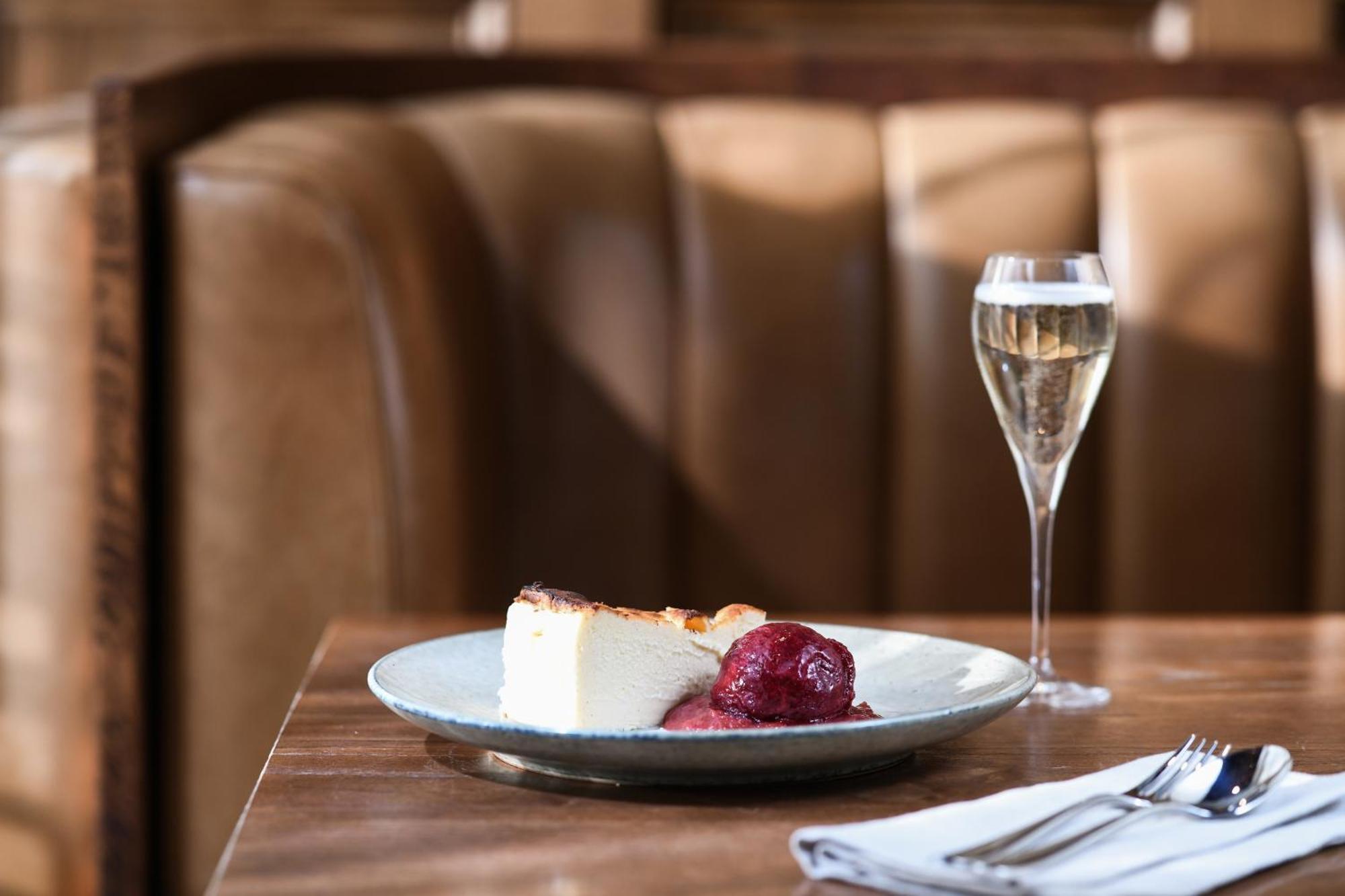 Powerhouse Hotel Tamworth By Rydges Extérieur photo A glass of Champagne with a dessert