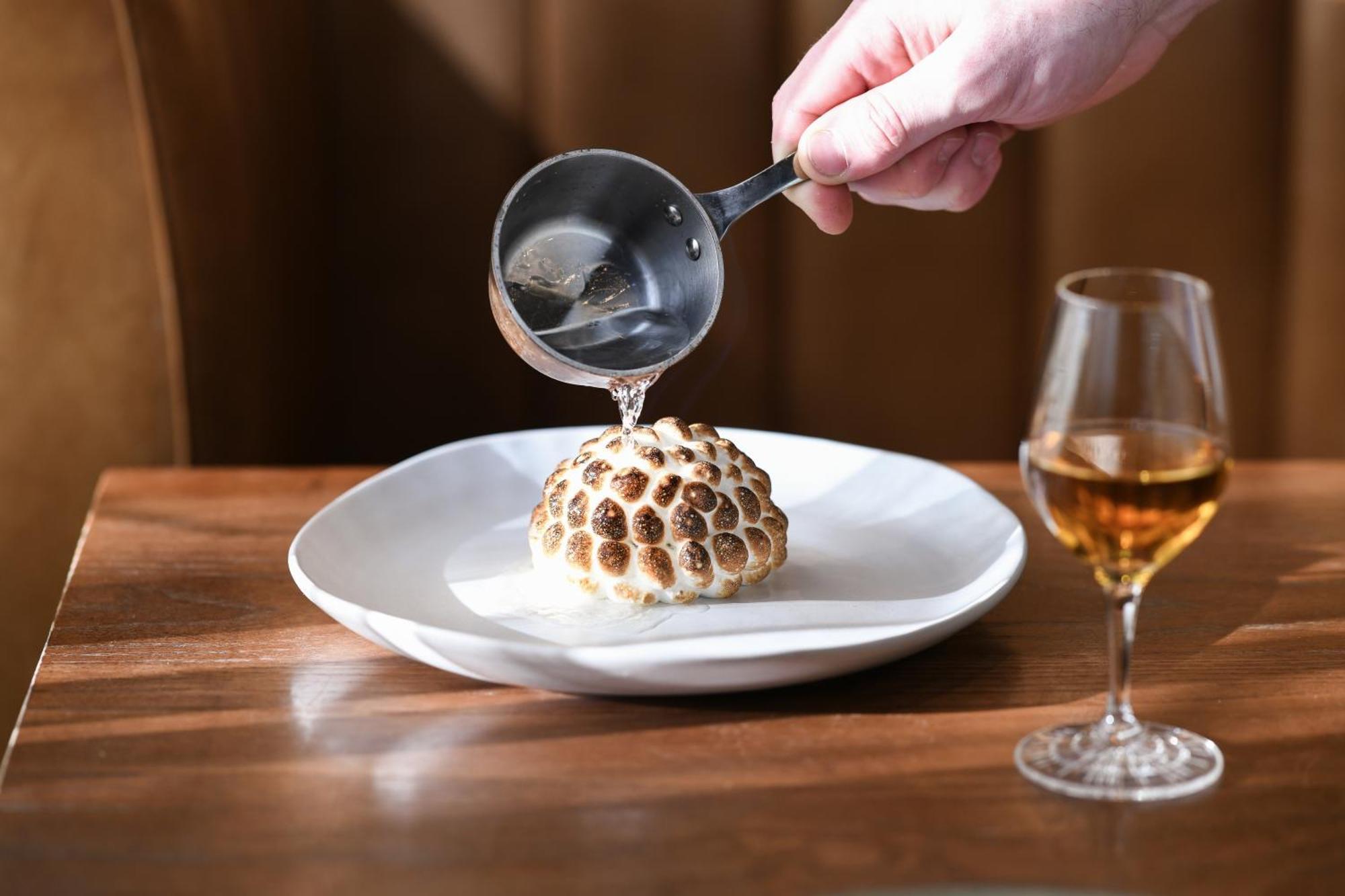 Powerhouse Hotel Tamworth By Rydges Extérieur photo A quenelle being poured with Nantua sauce